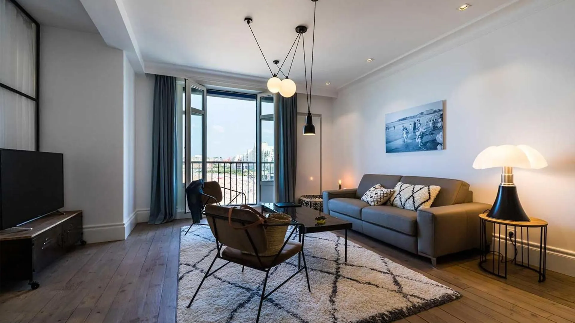 Beachview Keyweek Beachfront Renovated Apartment With Parking In Biarritz